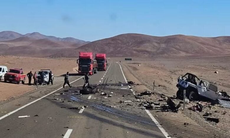 Violenta colisión frontal entre camión y jeep deja cinco personas fallecidas en carretera de Taltal