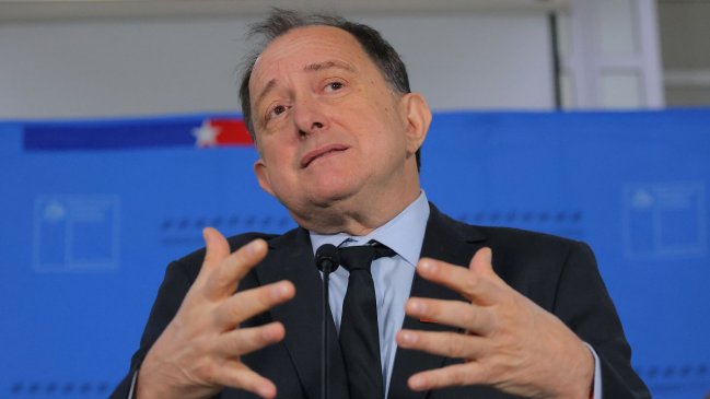 Poduje carga contra la "burrocracia" e insiste en proyecto para combatirla